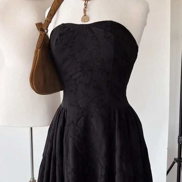BLACK STRAPLESS EMBRIODERED SWEETHEART DRESS - Picture 3 of 10